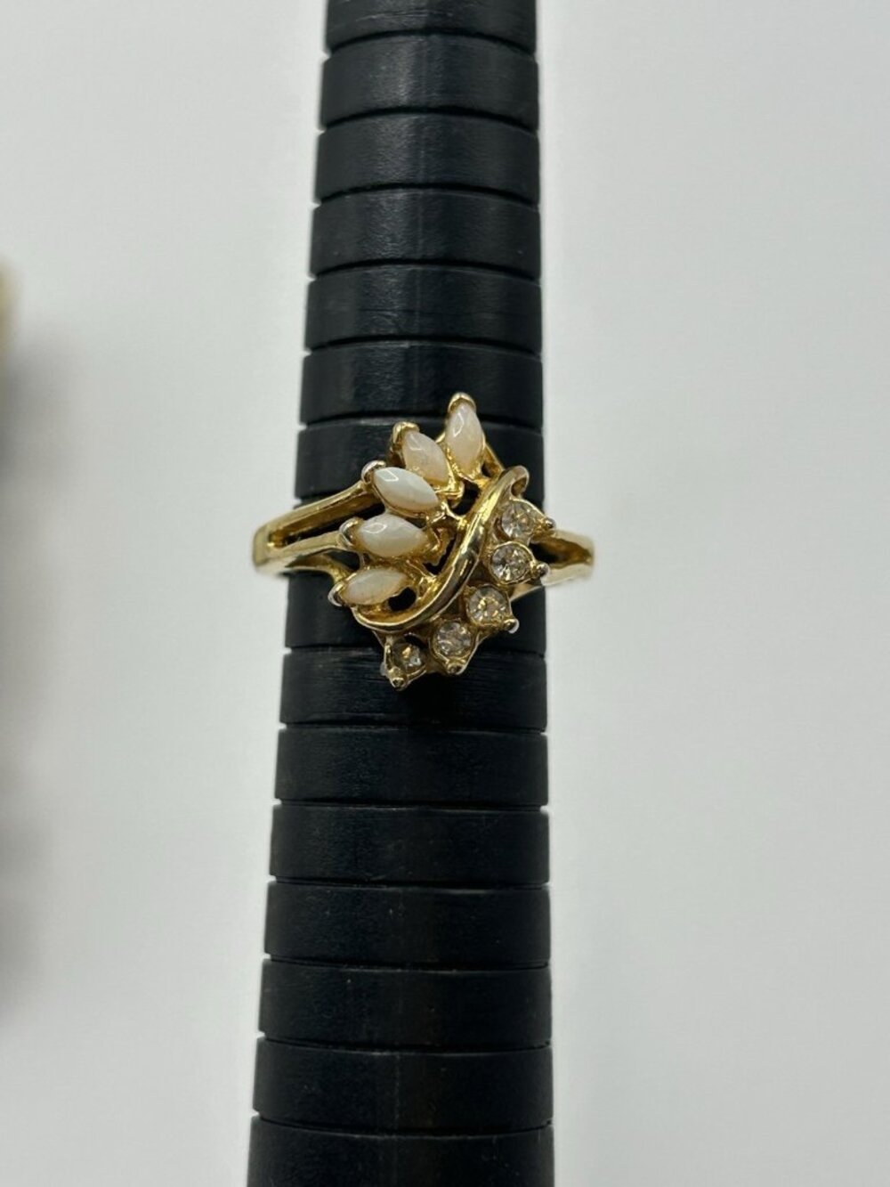 Vintage Gold Tone Floral Cluster Ring Opalescent Rhinestone Size 7.5 Cottagecore - Picture 8 of 12